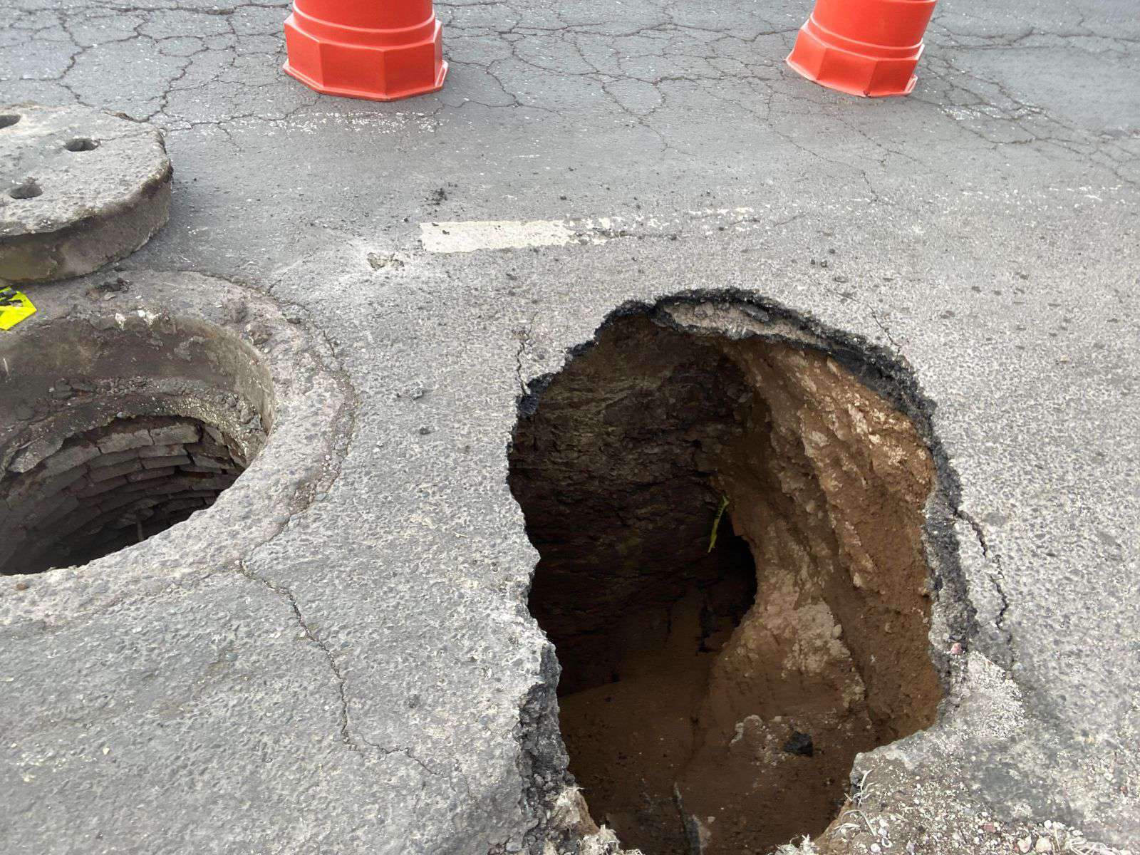 Se forma socavón en la carretera México-Pachuca