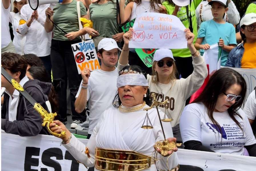 Se manifiestan trabajadores de la Jufed contra la reforma al PJ