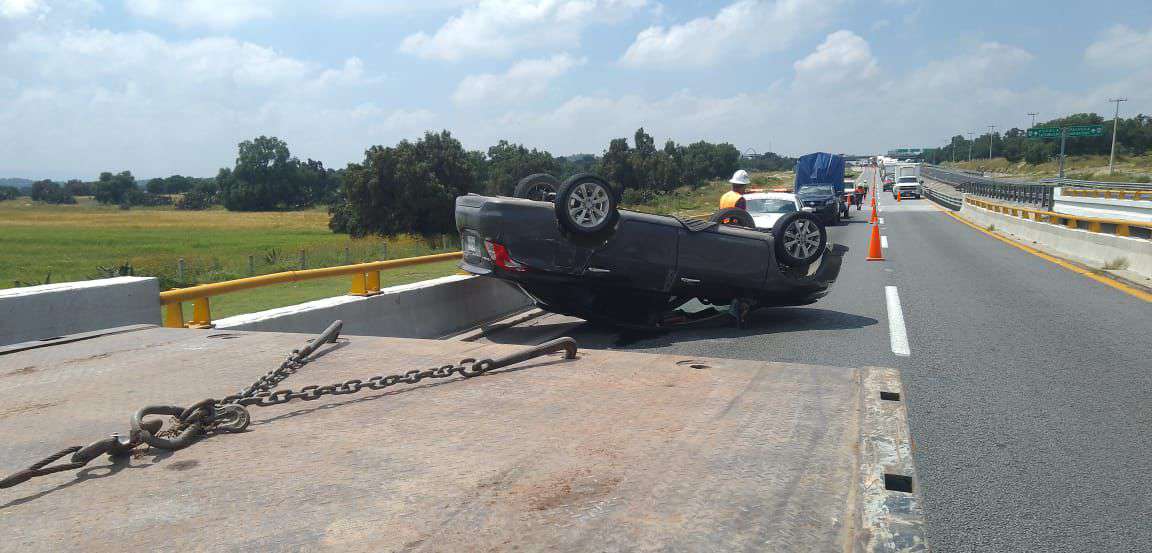 Accidente en la carretera México-Tulancingo: vuelca auto a la altura de Tepeyahualco