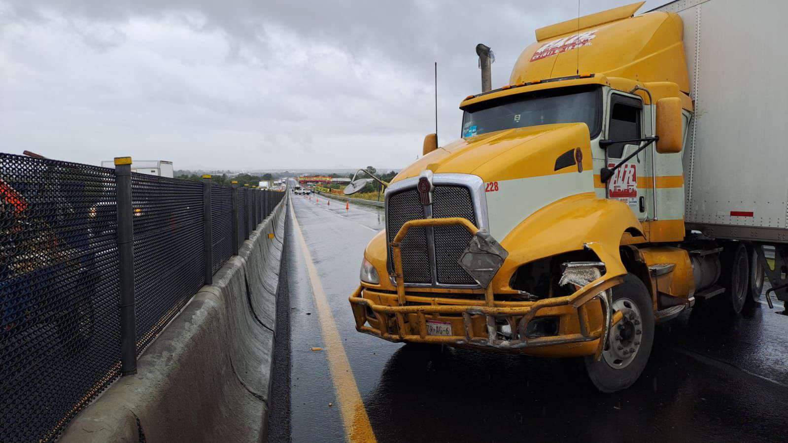 Carretera México-Tulancingo: pavimento mojado deja dos accidentes viales