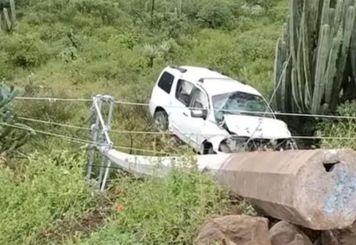 Carretera Zimapán-Tasquillo: camioneta cae a barranco y tira tres postes de luz | VIDEO