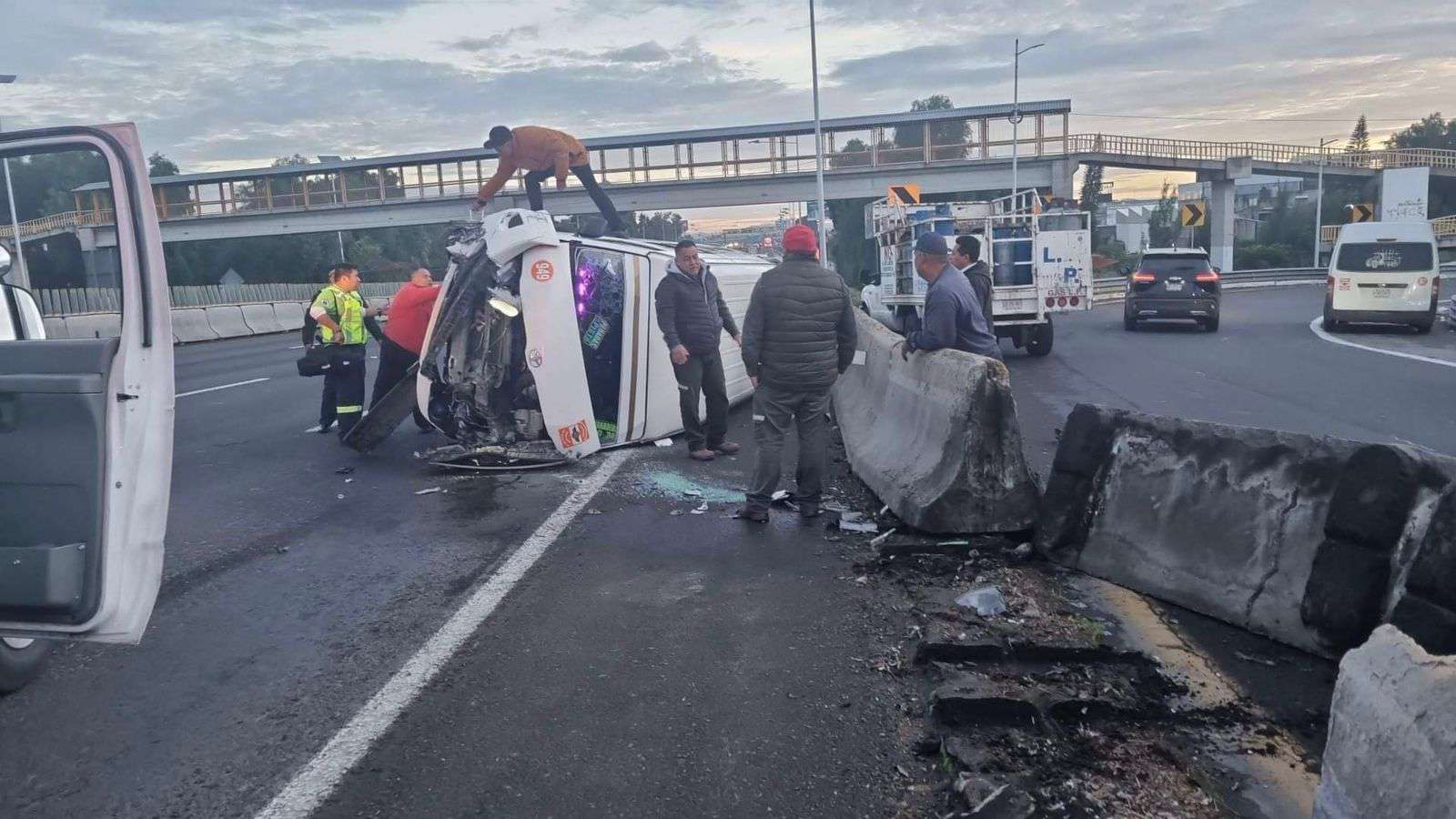 Accidente en la México-Pachuca: vuelca combi y deja cinco lesionados