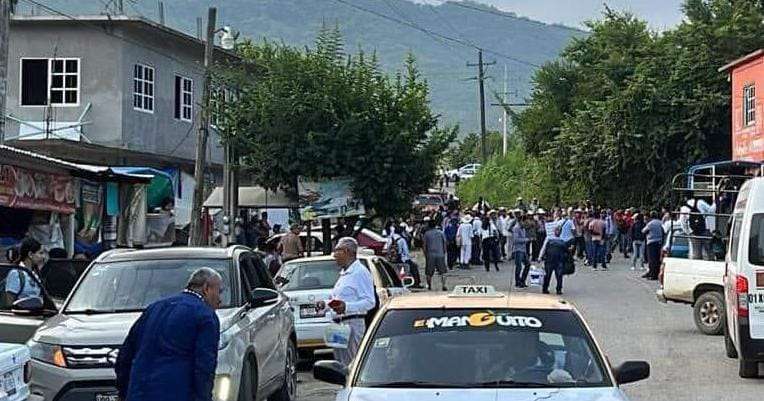 Xochiatipan: pobladores cierran carretera para exigir acceso al agua