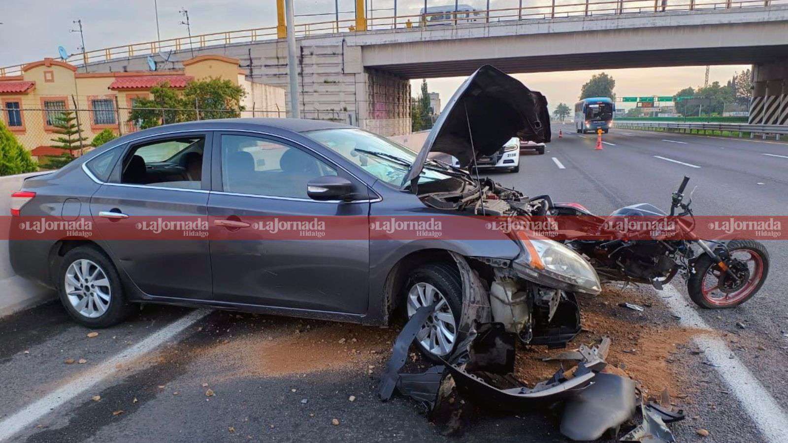 Autopista México-Pachuca: accidente entre moto y auto deja varios lesionados