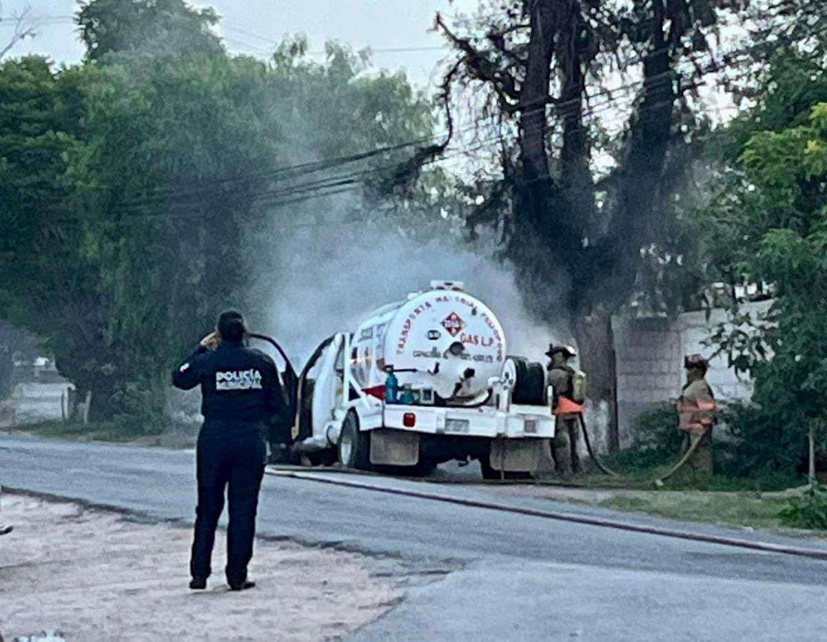 Bomberos controlan incendio de pipa en San Salvador