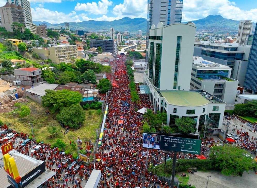 Miles de hondureños salen en apoyo a presidenta Castro