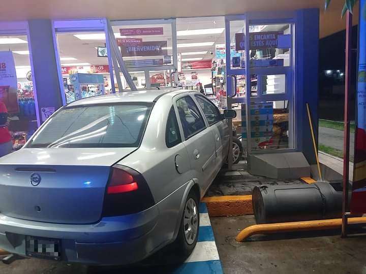 Accidente en Tulancingo: auto impacta en OXXO en gasolinera