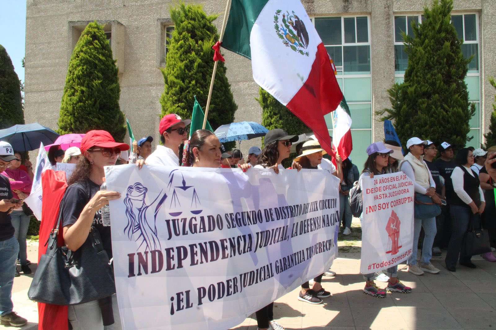 Protestan trabajadores y estudiantes contra la Reforma al Poder Judicial