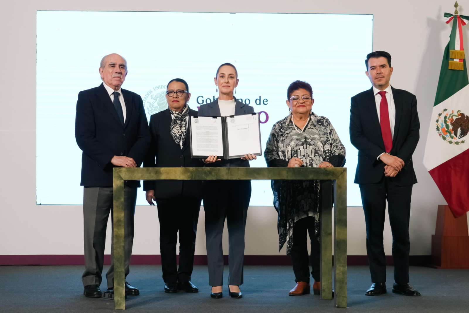 Claudia Sheinbaum firma acuerdo que reconoce como crimen de lesa humanidad la matanza del 2 de octubre de 1968