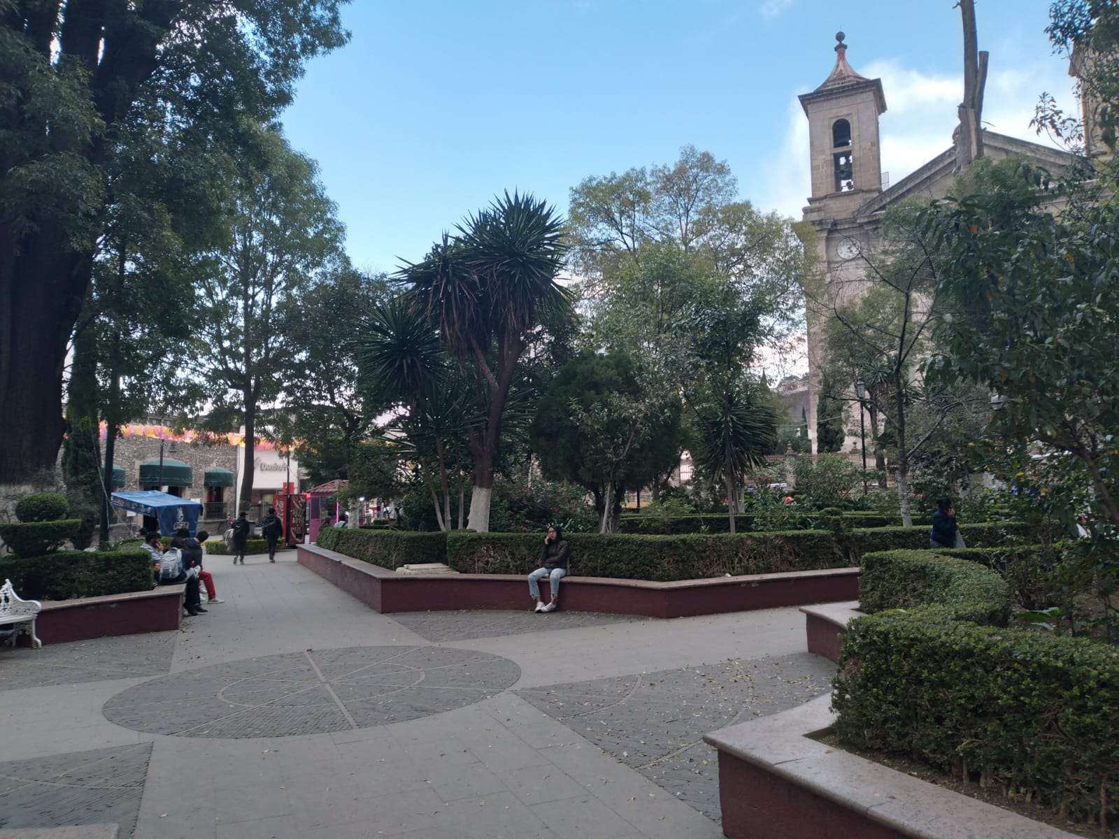 Presidenta expresa que le dan pena los baches y mal olor del jardín en Tulancingo