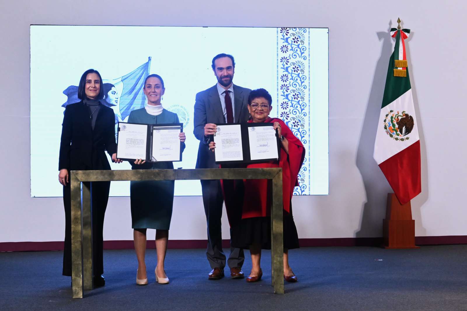 Claudia Sheinbaum firma decreto que devuelve CFE y PEMEX al pueblo de México como empresas públicas