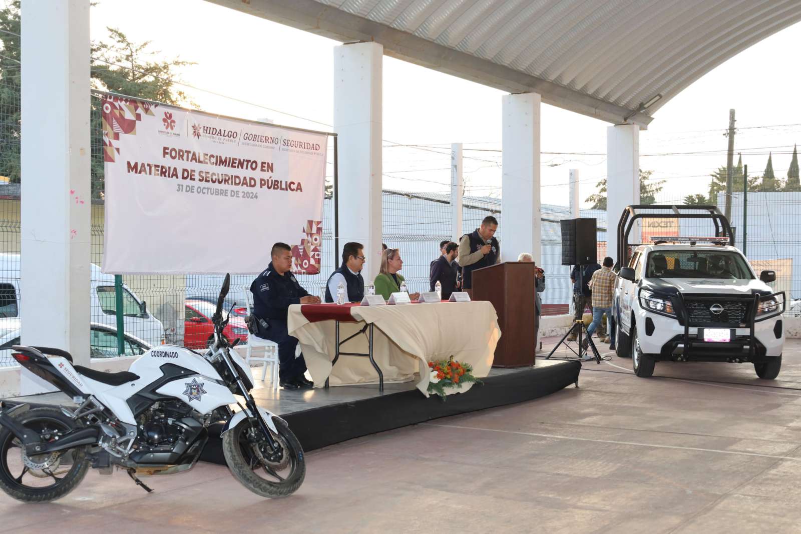 Cynthia Arellano alcaldesa de Zapotlán realiza entrega de unidades a la policía municipal