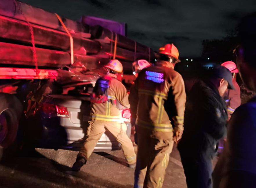 Carretera Pachuca-Sahagún: mujer queda atrapada en accidente entre tráiler y auto