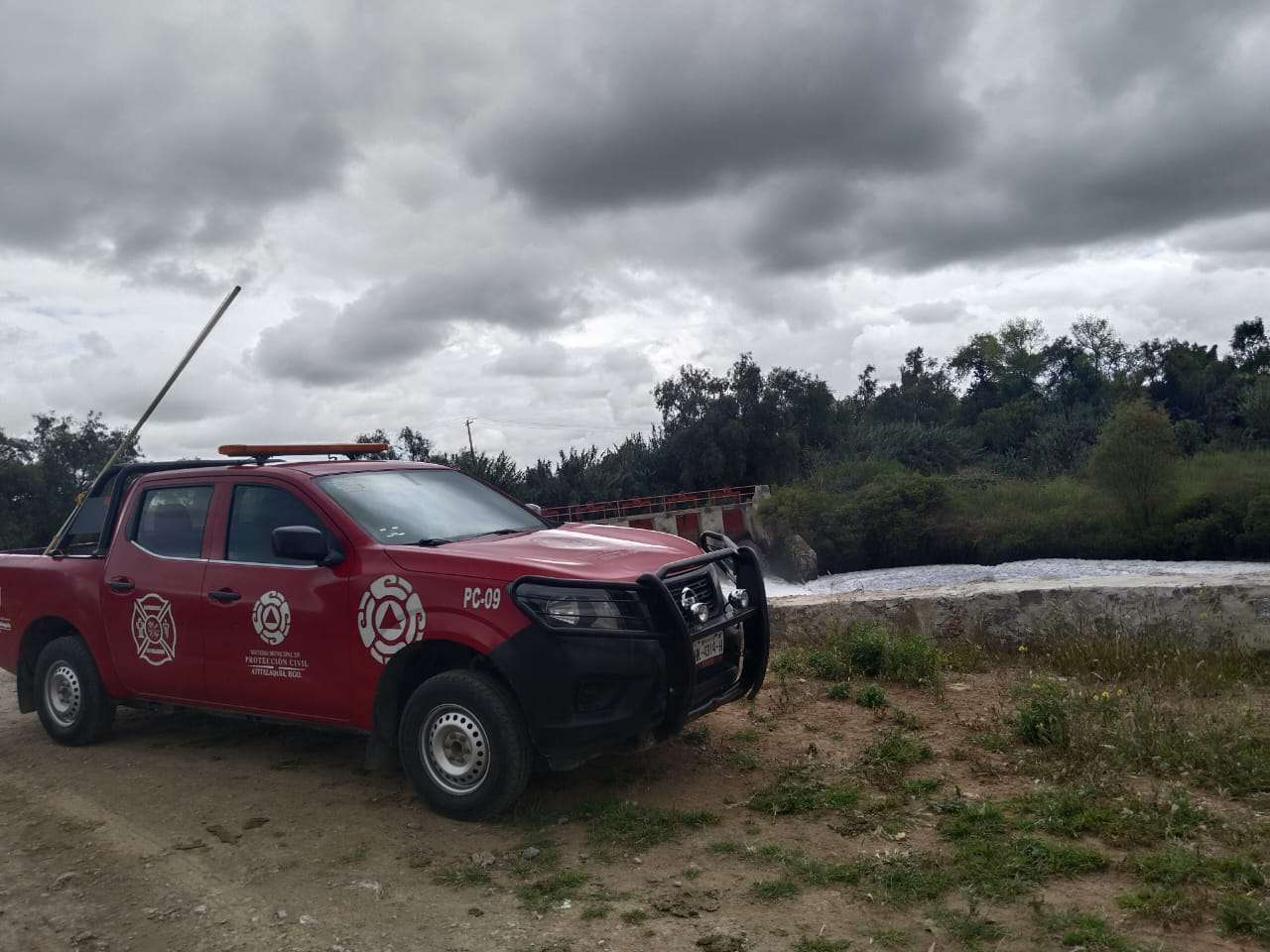 Atitalaquia: continúa búsqueda de hombres que cayeron a río Salado