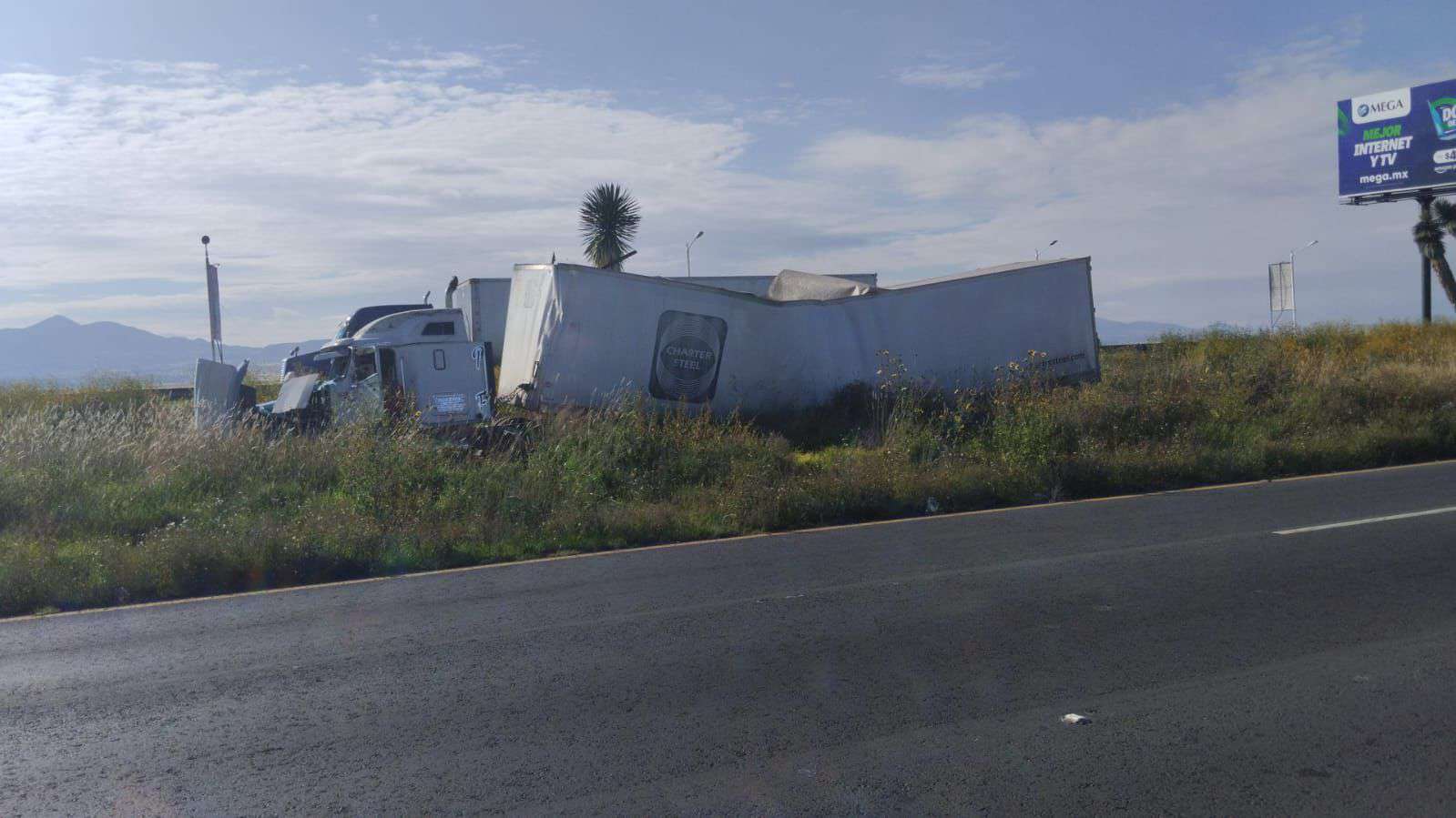 Autopista México-Pachuca: tráiler se parte en 2 a la altura de Acayuca