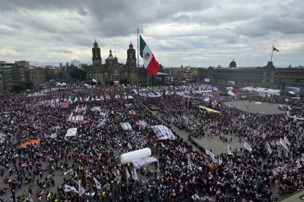 Contingentes avanzan rumbo al Zócalo para mensaje de Claudia Sheinbaum