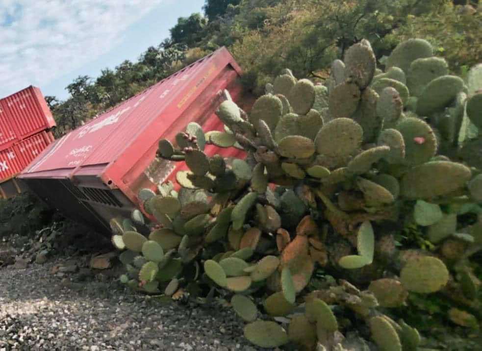 Nopala: descarrila tren, policía evita rapiña