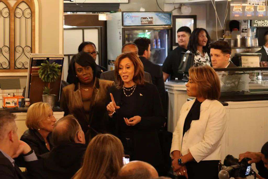 Kamala Harris presenta su plan para Puerto Rico en el corazón boricua de Filadelfia