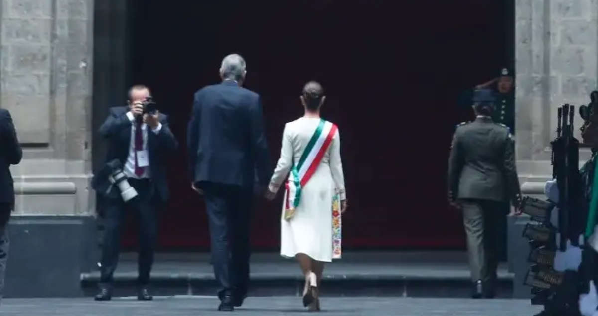 [VIDEO] Claudia Sheinbaum llega como presidenta a Palacio Nacional de la mano de su esposo