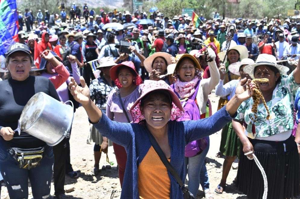 Reportan 29 heridos, tras intento infructuoso por despejar bloqueos en Bolivia