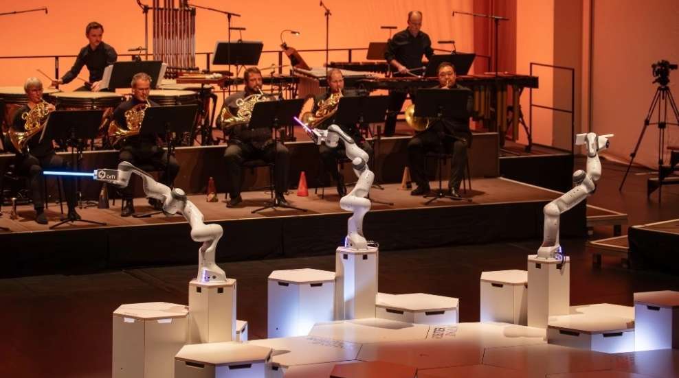 Robot de 3 brazos dirige una orquesta alemana