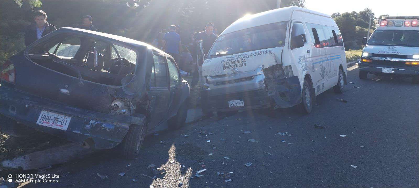 Carretera Pachuca-Tulancingo: accidente entre combi y auto deja 18 heridos