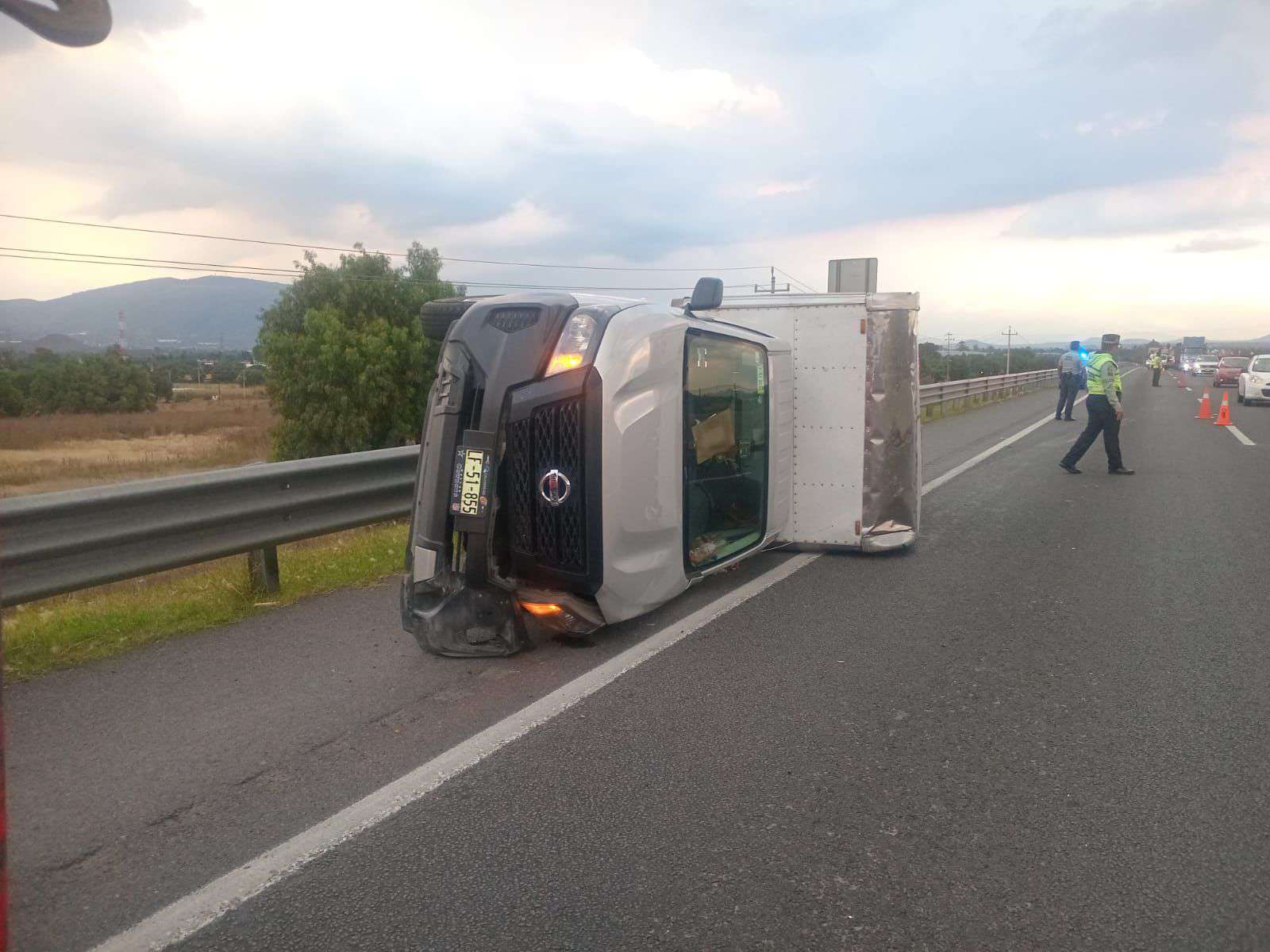 Volcadura de camioneta sobre la México-Tulancingo provoca afectaciones al tránsito