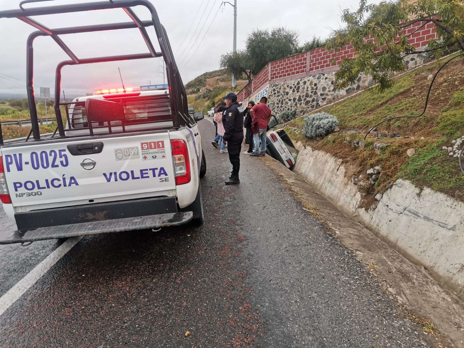 Taxista se accidenta y cae en canaleta de San Salvador 