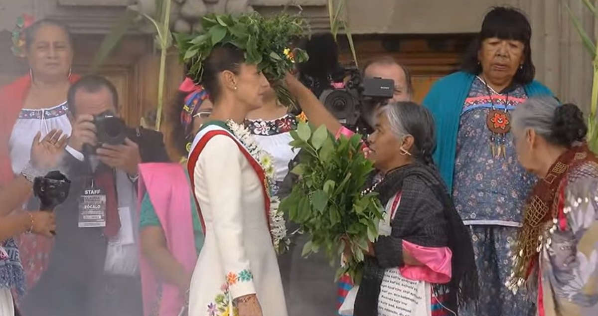 Recibe Claudia Sheinbaum bastón de mando de los pueblos indígenas y afromexicanos