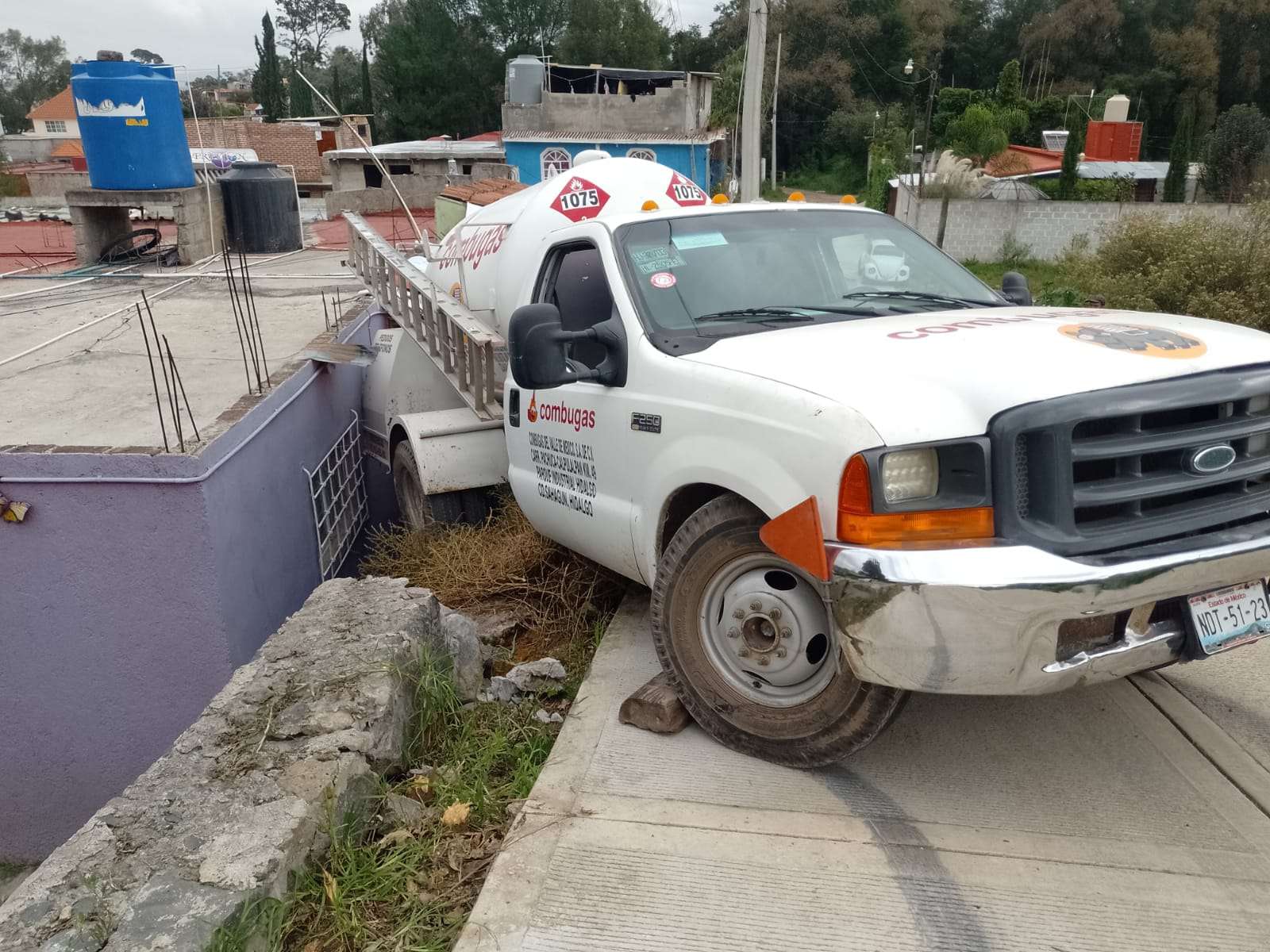 Pipa de gas se impacta contra vivienda en Santiago Tulantepec