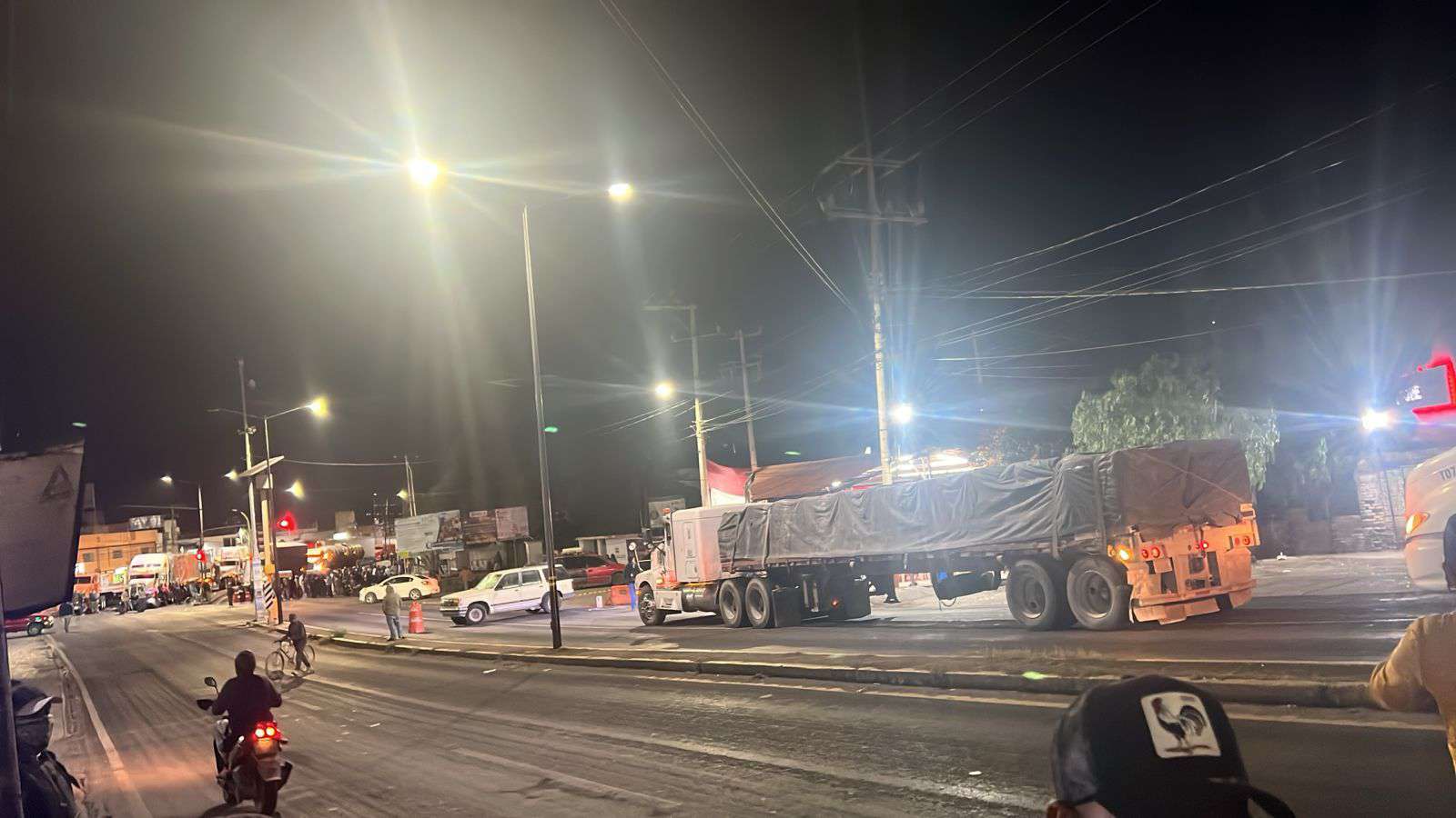 Luego de 8 horas, ambulantes de Ixmiquilpan retiran bloqueo en la México-Laredo