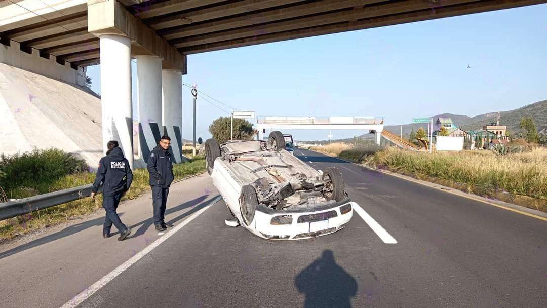 Vuelca coche en la Pachuca-Sahagún; conductor presuntamente iba ebrio