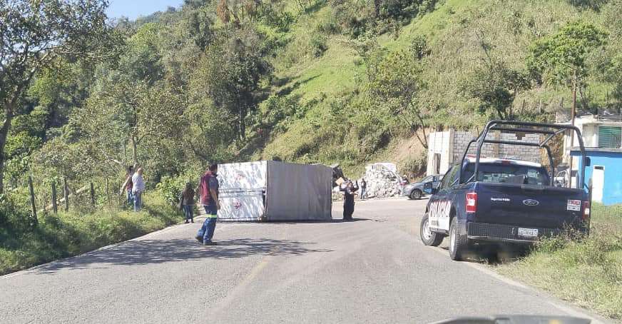 Camioneta vuelca en Tlanchinol deja una persona lesionada