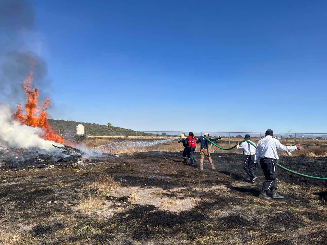 Suspenden clases en la UPMH por incendio en pastizales