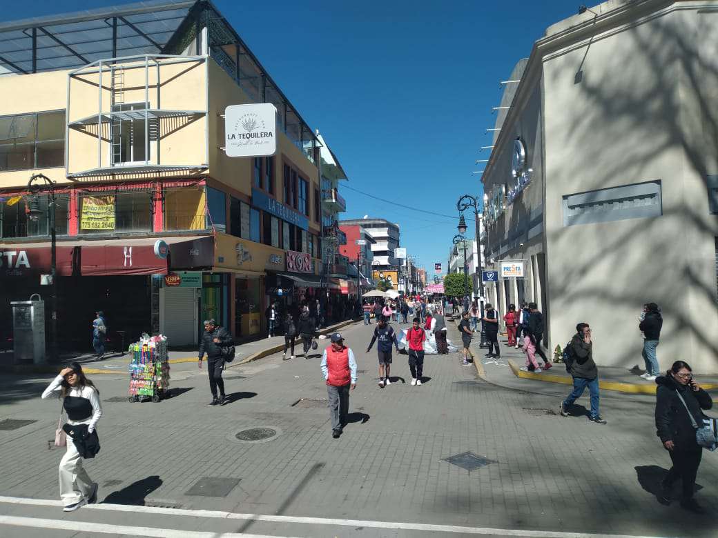 Comerciantes consideran elevados costos por un lugar en el tianguis navideño de Tulancingo