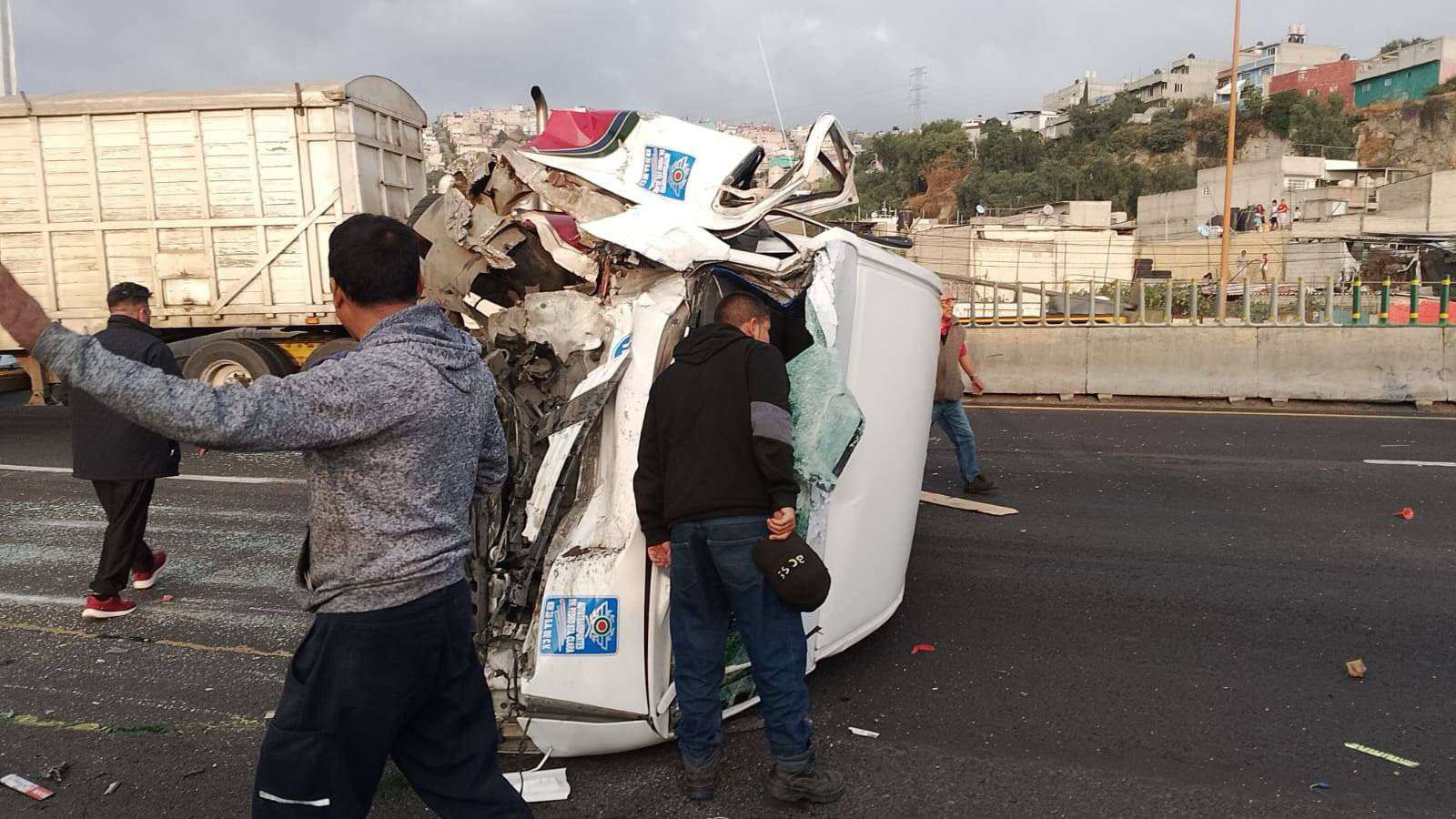 Autopista México-Pachuca: vuelca combi de transporte público