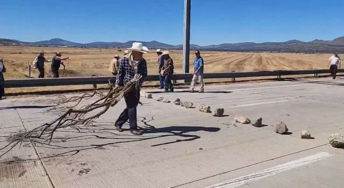 Autopista Arco Norte: campesinos realizan bloqueo en Calpulalpan