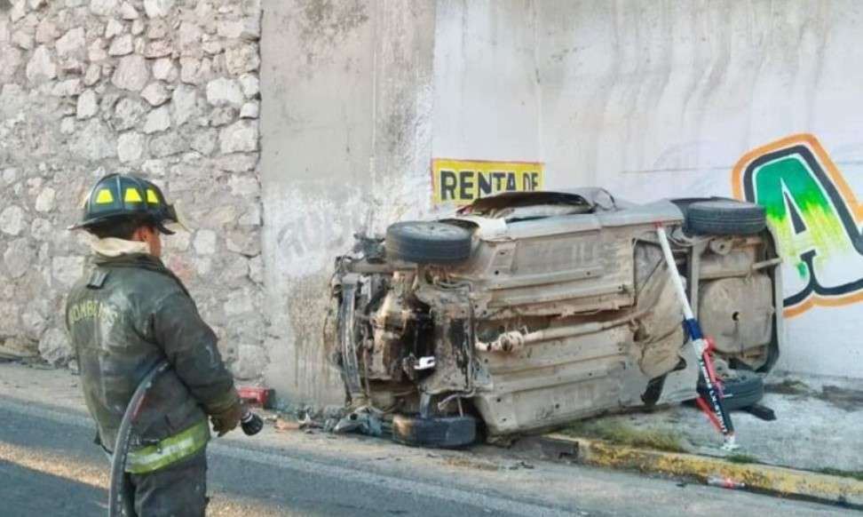 Volcadura por exceso de velocidad en Tula deja dos muertos