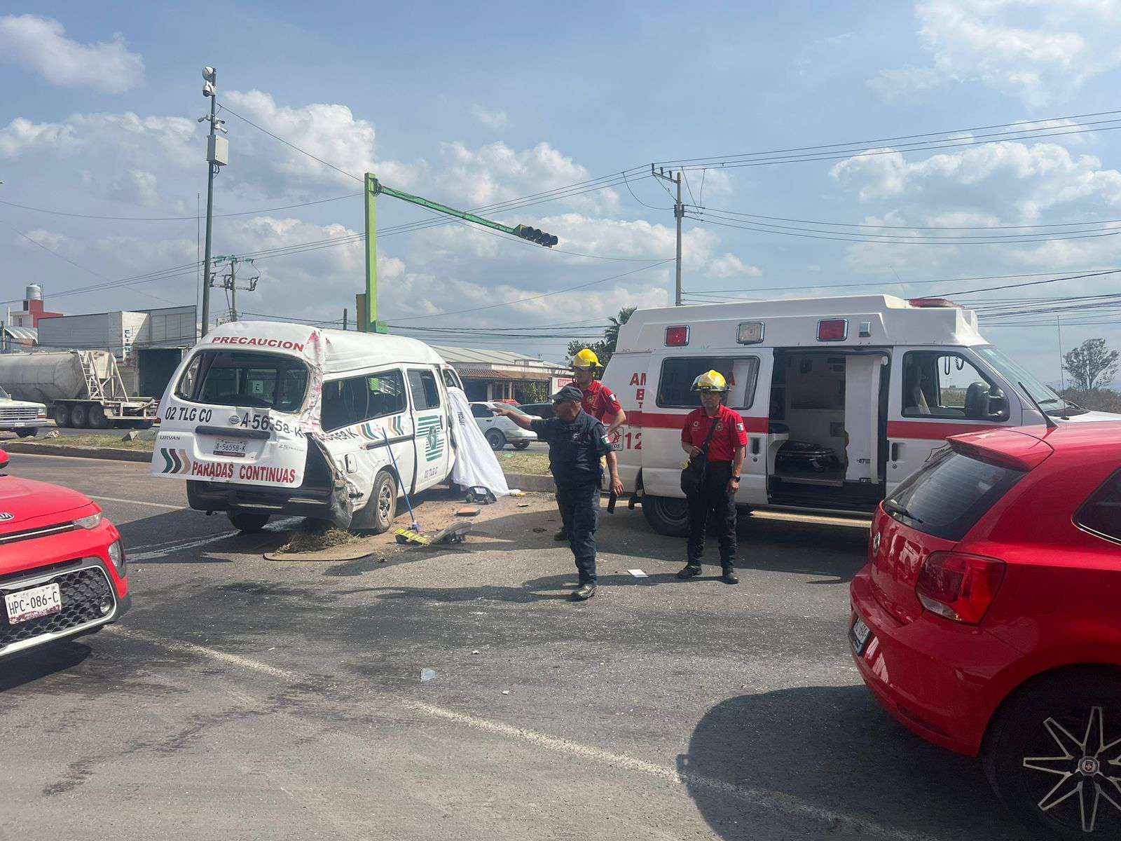 Carretera México-Tuxpan: fallece chofer de colectiva tras chocar contra tráiler