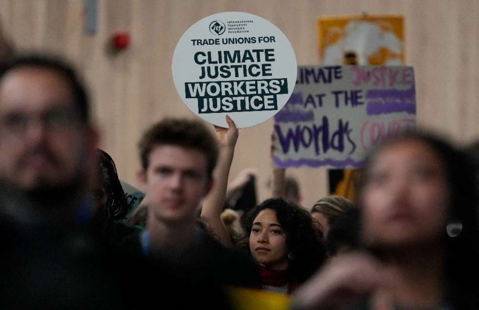 Cientos de activistas protestan en silencio durante la COP29