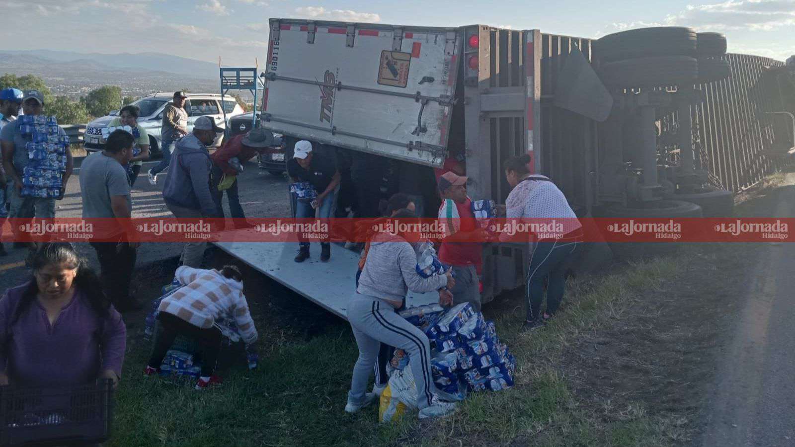 Rapiña en la México-Tulancingo por volcadura de tráiler que transportaba cajas de leche