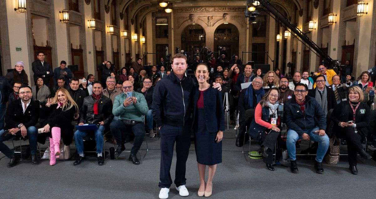 ‘Canelo’ Álvarez aparece en ‘La Mañanera’ de Sheinbaum; le entrega los ‘Guantes de la Paz’