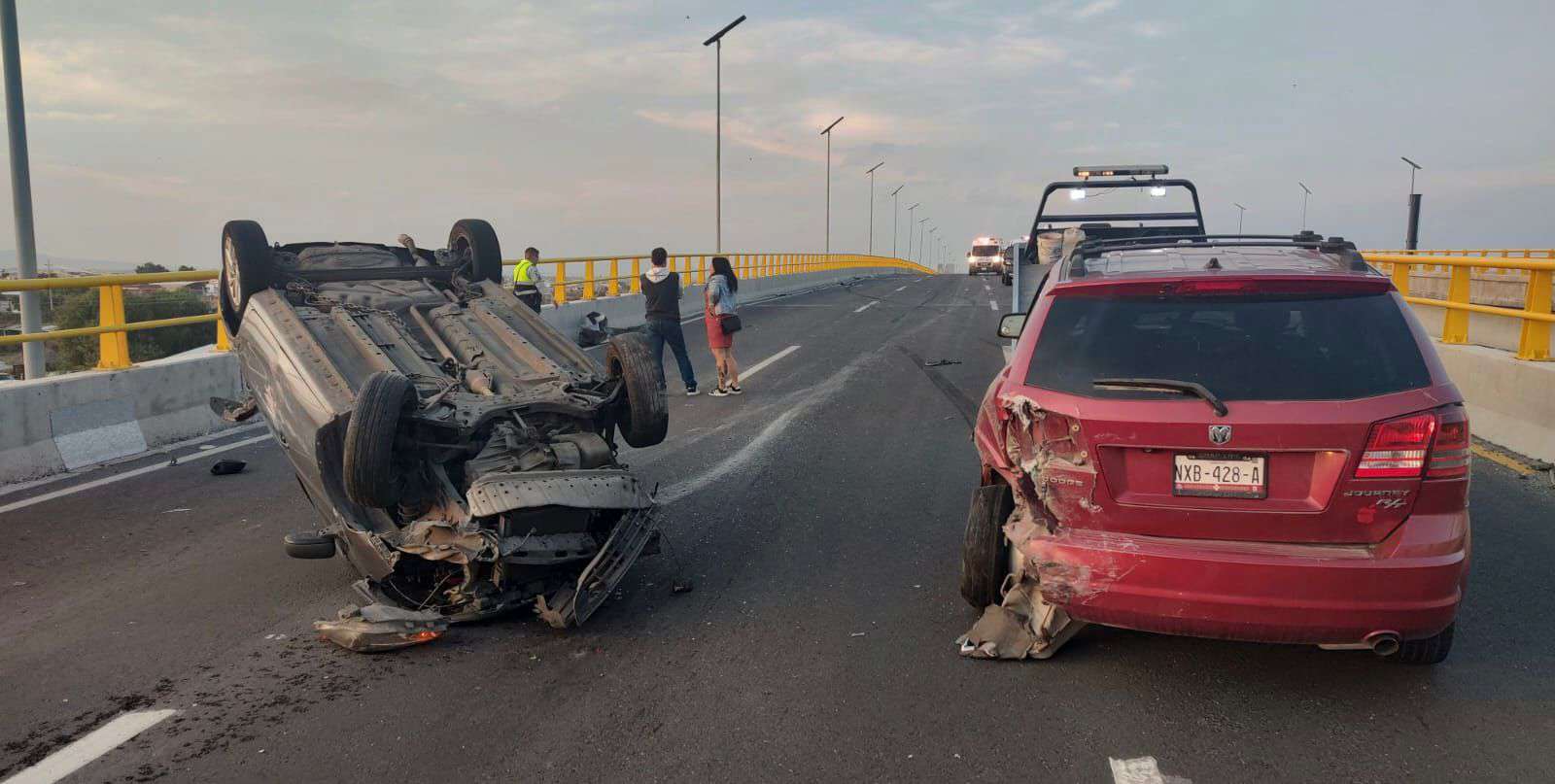 Conductor de app evade arresto cerca del AIFA: desata persecución y termina volcado