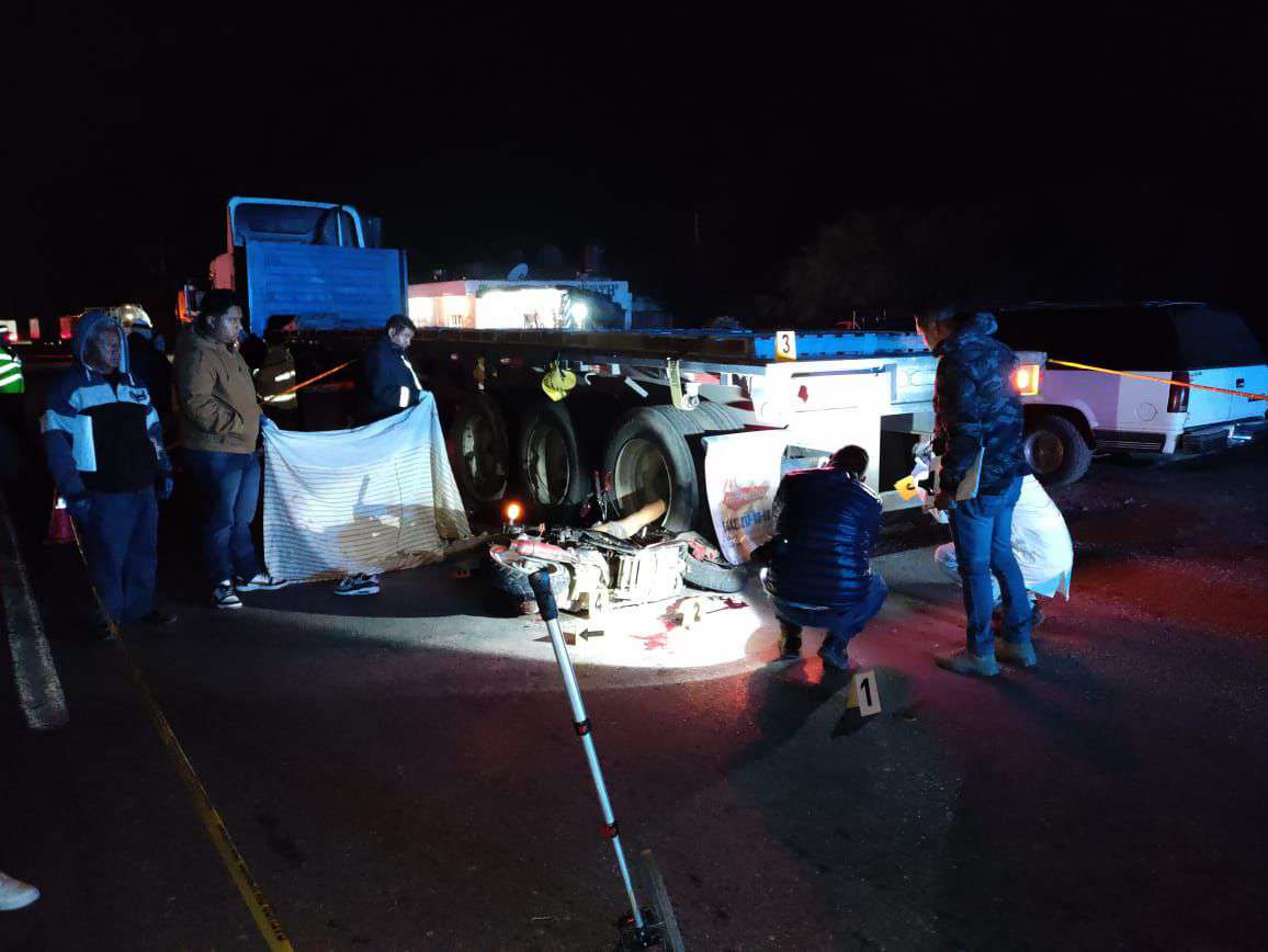 Ixmiquilpan: motociclista muere al impactarse contra tráiler