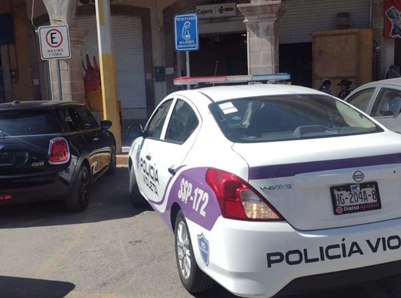 Multarán a policía que estacionó una patrulla en un lugar prohibido en Ixmiquilpan