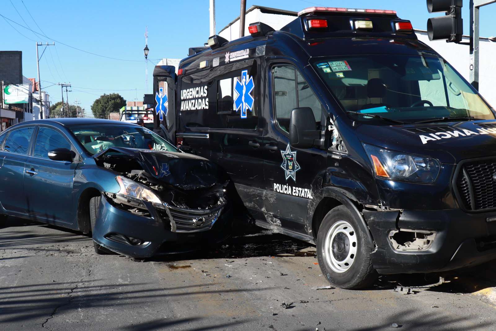 Pachuca: choca ambulancia de la Policía Estatal en el Centro