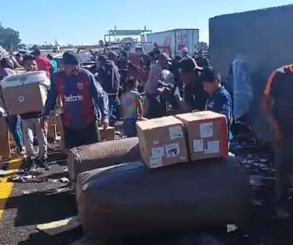 VIDEO | Caos y rapiña en la autopista Arco Norte tras volcadura de tráiler