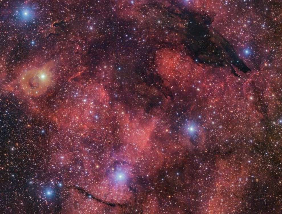 Revelan imagen de una nebulosa oscura; crea la ilusión de un lobo