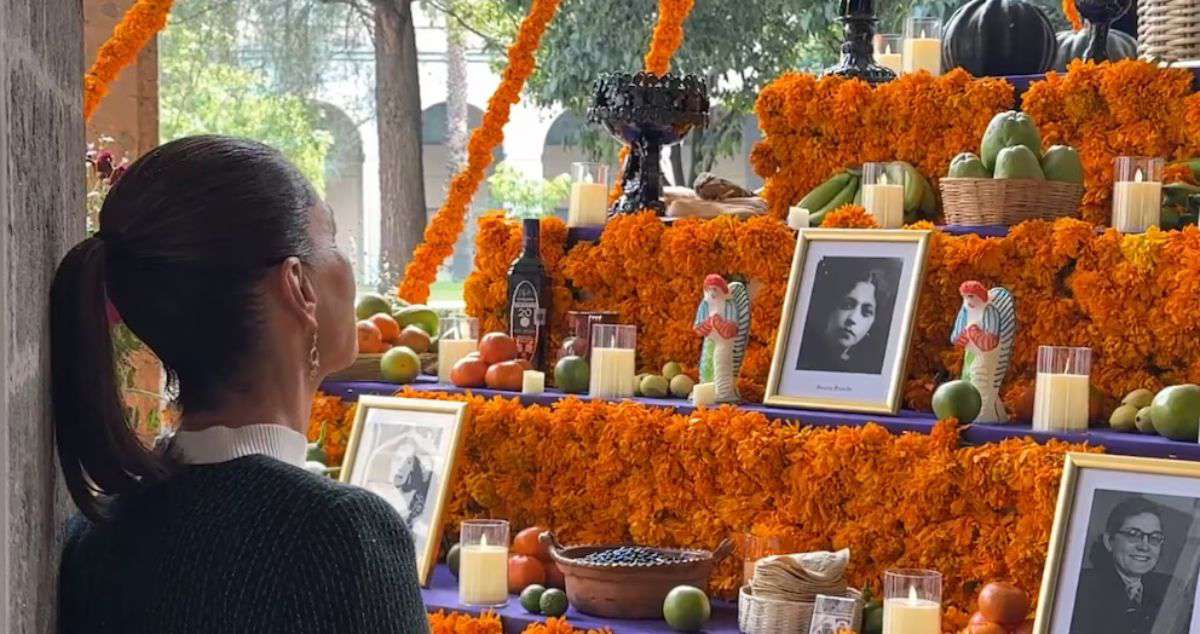 Dedica Sheinbaum ofrenda de Día de Muertos en Palacio Nacional a heroínas de la Patria