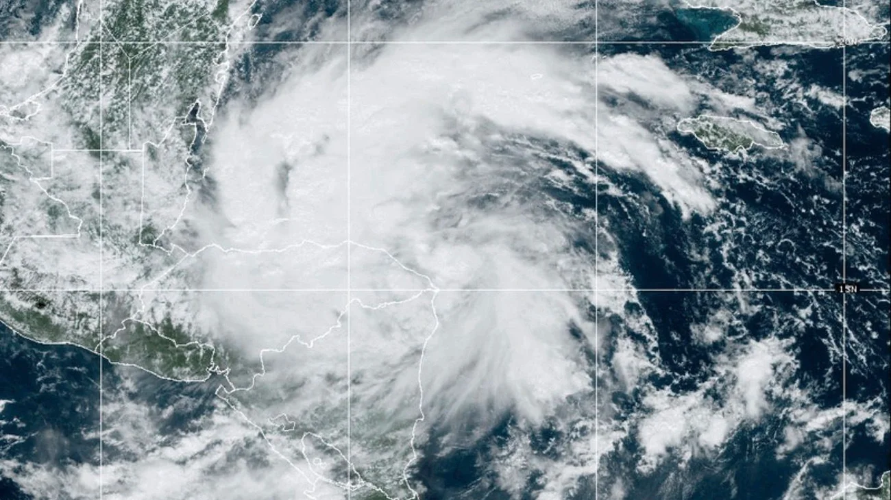 Prevén que tormenta tropical ‘Sara’ se debilite durante la noche